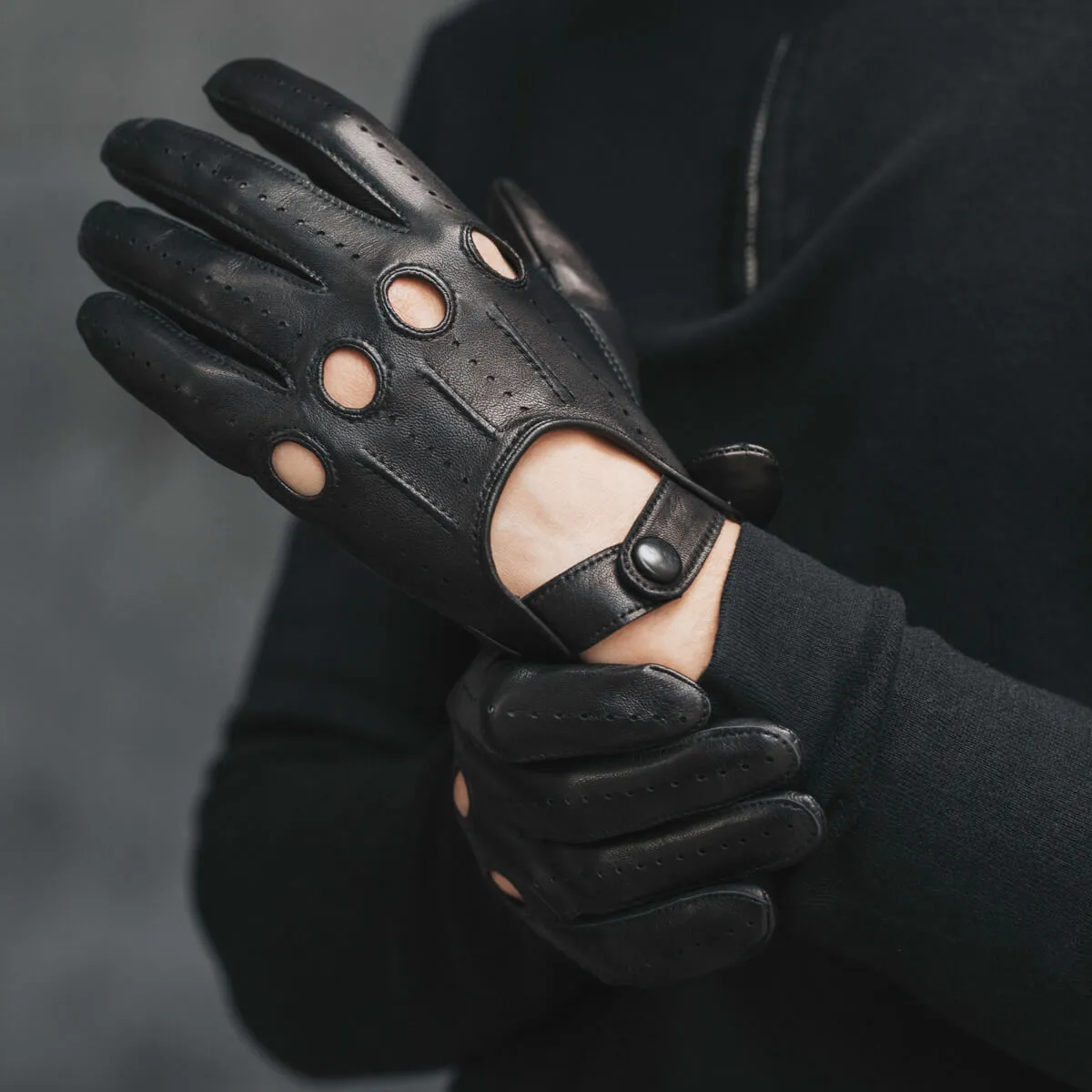 Mario (black) - Italian lambskin leather driving gloves & touchscreen feature