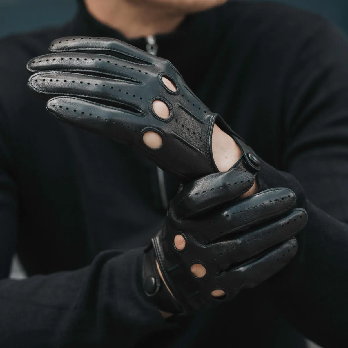 Mario (black) - Italian lambskin leather driving gloves & touchscreen feature